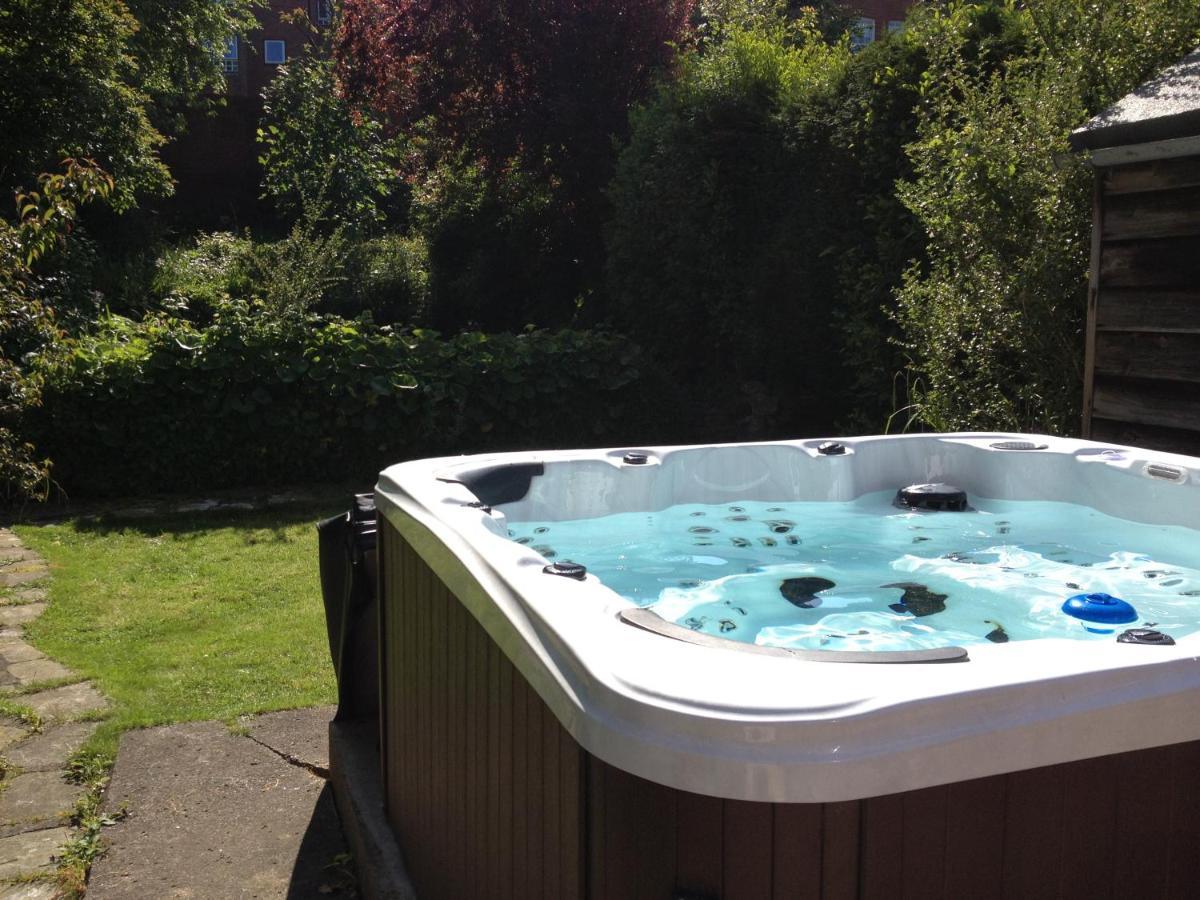 Large 5 Bed House In Scarborough Near The Beach, Large Garden & Hot Tub Dış mekan fotoğraf