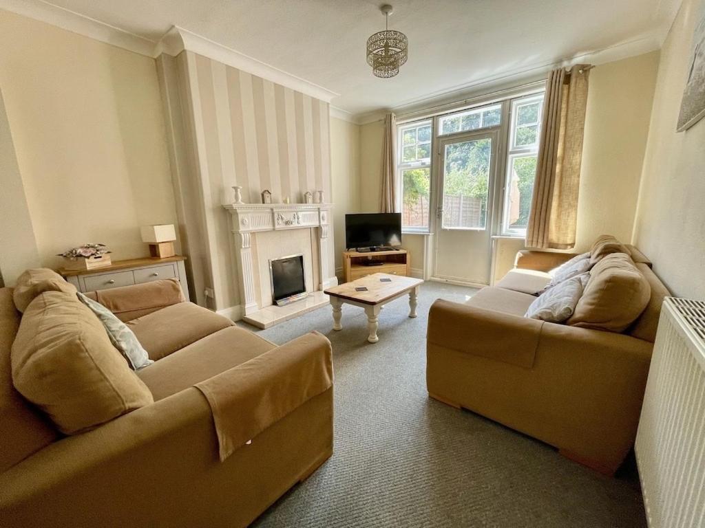 Large 5 Bed House In Scarborough Near The Beach, Large Garden & Hot Tub Dış mekan fotoğraf